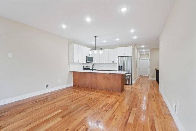 Foto del edificio - 277 Pearsall Ave