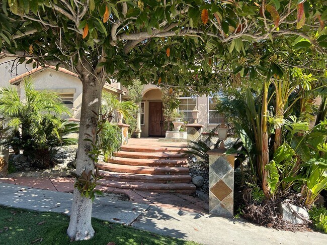 Foto del edificio - Spacious 5-Bedroom Home with Stunning Views