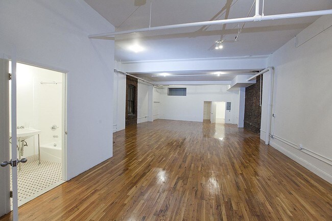 Foto del edificio - 318 Grand Street
