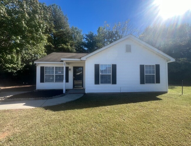 3 Bedroom Home Near University Area - 3 Bedroom Home Near University Area