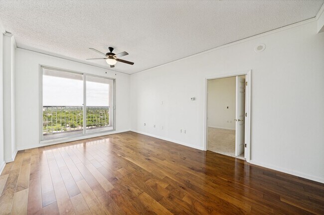 Foto del edificio - 1 Towers Park Ln