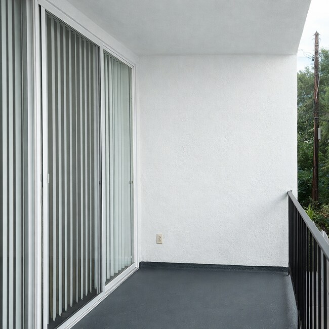 Interior Photo - 132 S Clark Dr