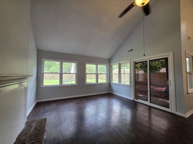 Foto del edificio - Charming 3-Bedroom Retreat Near Camp Lejeune's Main Gate