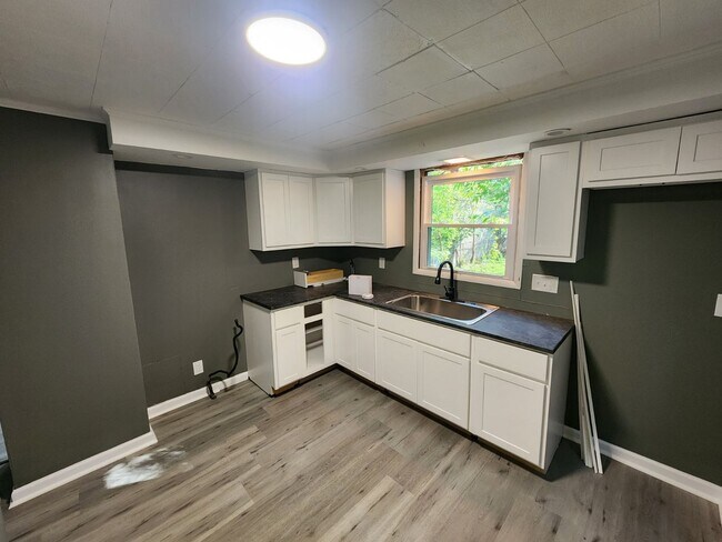 Building Photo - Three Bedroom Single Family Home!