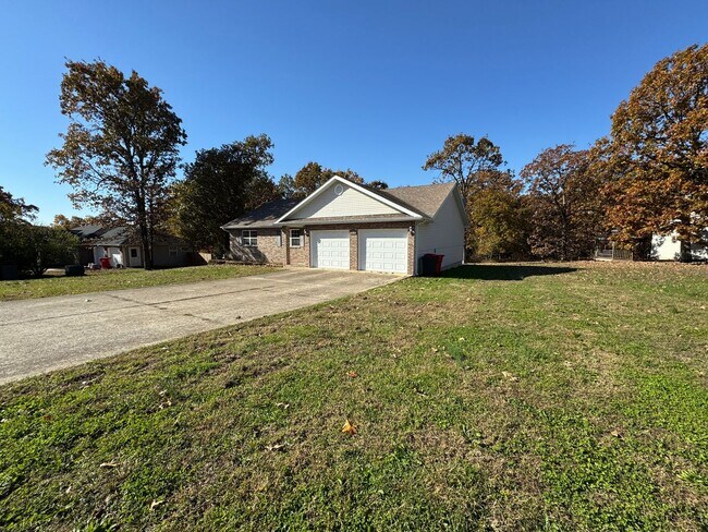 Foto del edificio - Freshly Painted Beautiful 3 Bedroom, 2 Bat...