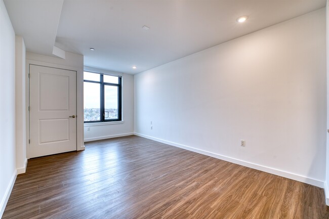 Building Photo - 957 Broadway
