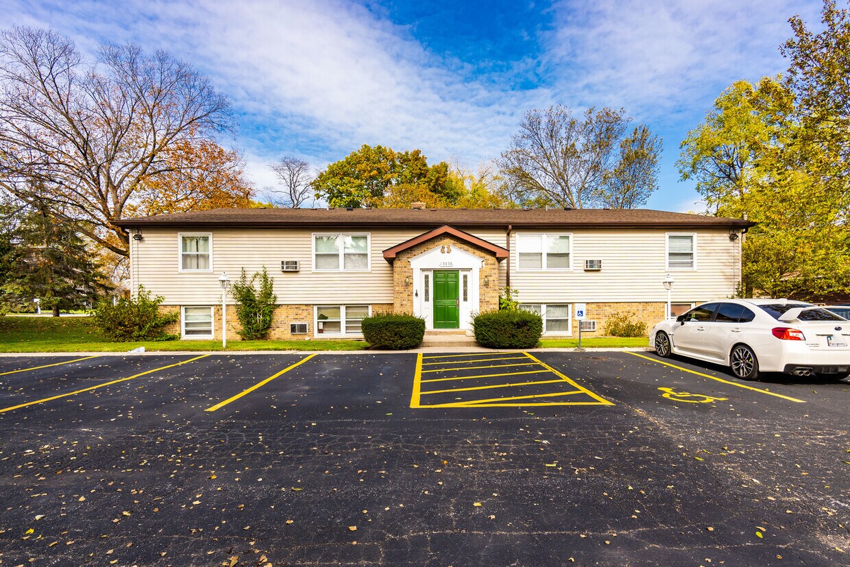 15858 W Marie Ave Unit 1C, Lincolnshire, IL 60069 Condo for Rent in