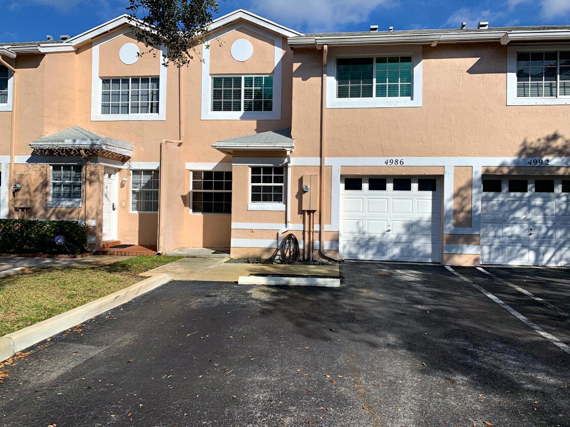 4986 SW 123rd Terrace, Cooper City, FL 33330 Townhome Rentals in Cooper City FL