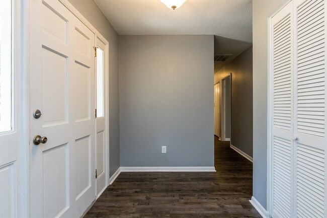 Building Photo - 104 Greenwood Cir