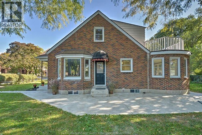 Photo du bâtiment - 909 Monmouth Rd