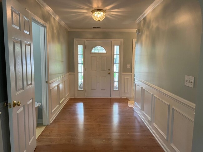 Building Photo - Beautiful Lake Side Location! Lake Linden ...