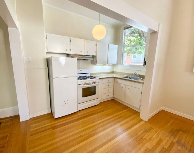 Foto del edificio - 1BR W/ Large Private Basement Space! HARDWOOD! LAUNDRY ON-SITE!