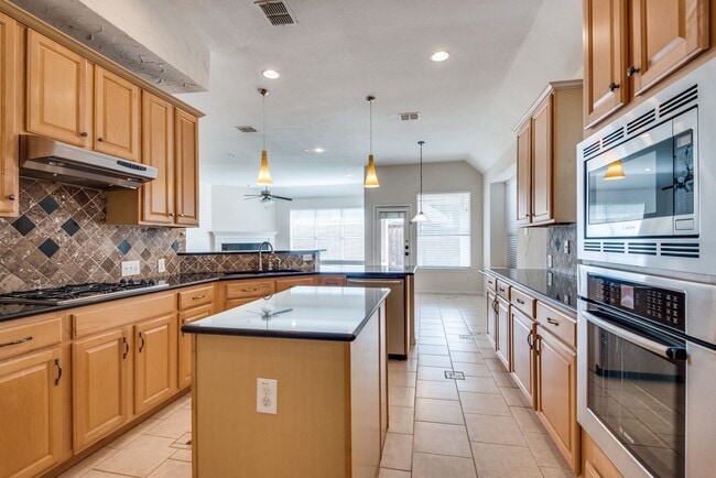 Building Photo - Spacious & Elegant Living in the Heart of Coppell