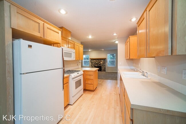 Building Photo - 3 br, 2 bath House - 14900 SE Woodland Way