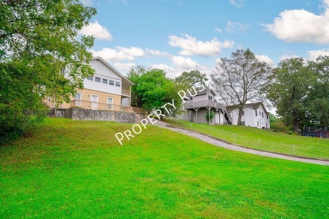 Photo - 911 W Pine St Apartment