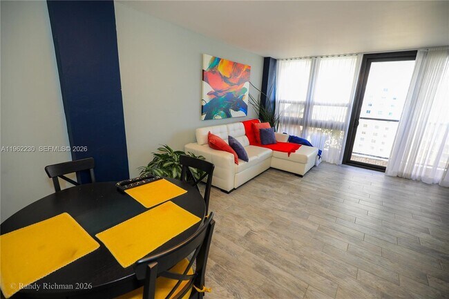 Foto del edificio - 600 NE 36th St