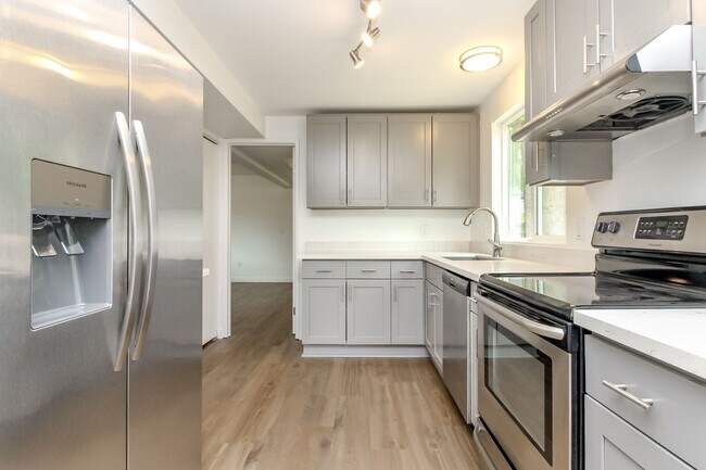 Foto del edificio - Four Bedroom House Near Camelot Park