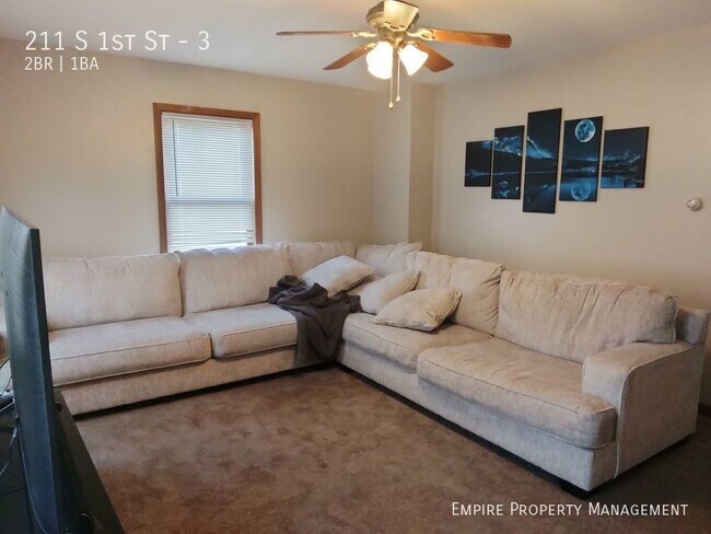 Building Photo - 3rd Floor: 2 Bedroom/ 1 Bathroom Apartment...