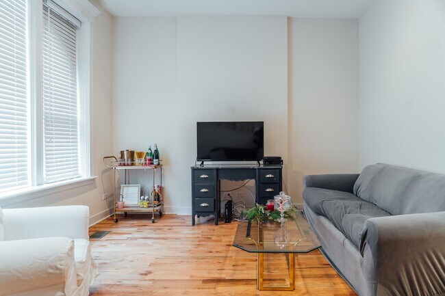 Foto del edificio - 825 W Buckingham Pl