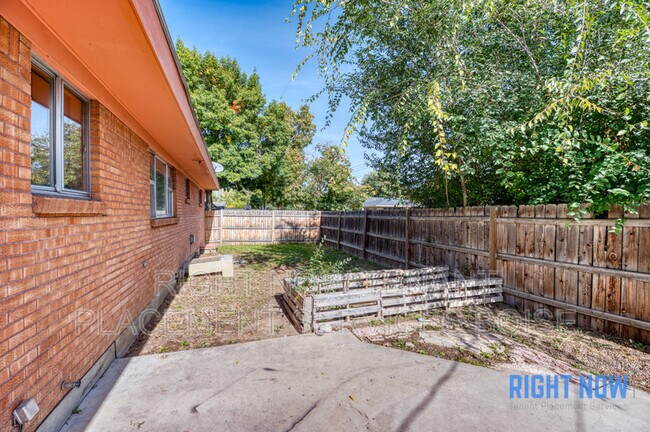 Building Photo - 1504 S Manitou Ave