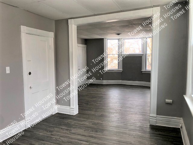 Building Photo - 572 W Utica St