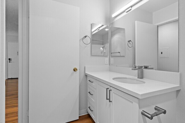 Algunas viviendas selectas cuentan con cocinas y baños renovados. - Mariners Cove
