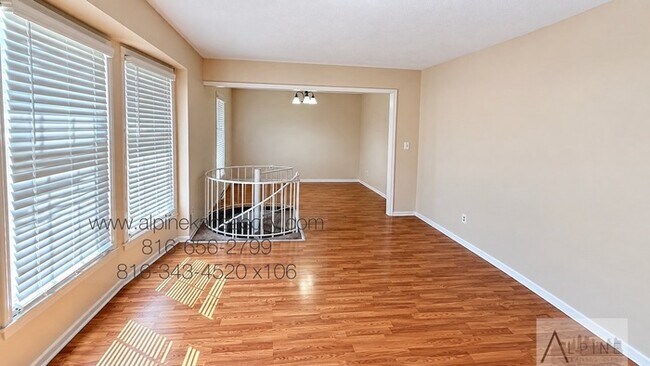 Foto del edificio - Beautiful Split Level, 5 TRUE Bedrooms!