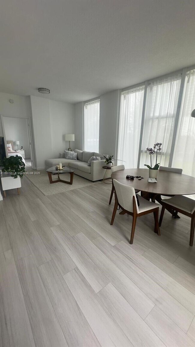 Foto del edificio - 275 NE 18th St