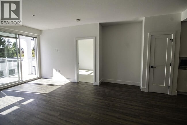 Building Photo - 6933 Cambie St.