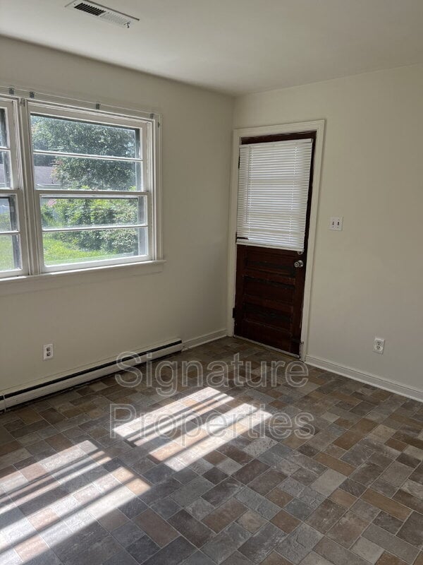 Building Photo - 109 N New Ave