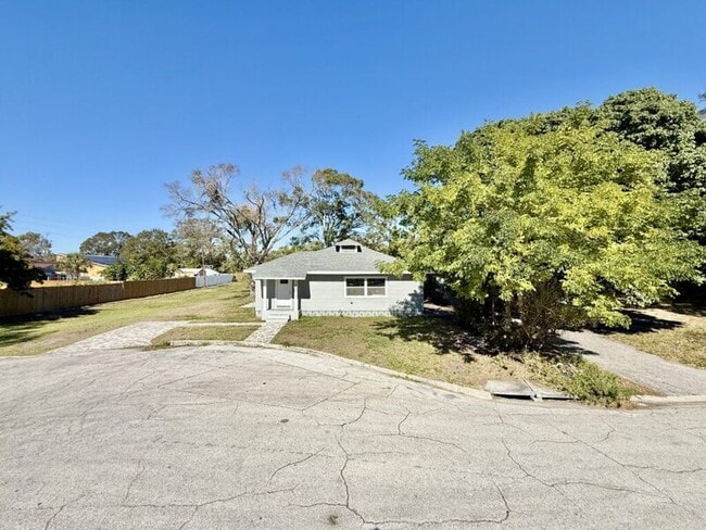 Building Photo - 3841 16th Ave S