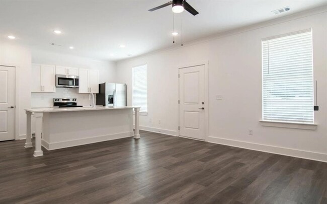 Building Photo - 5055 Southwood Rd