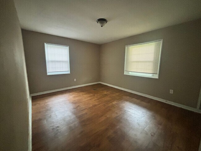 Building Photo - 3084 Oak Forest Dr
