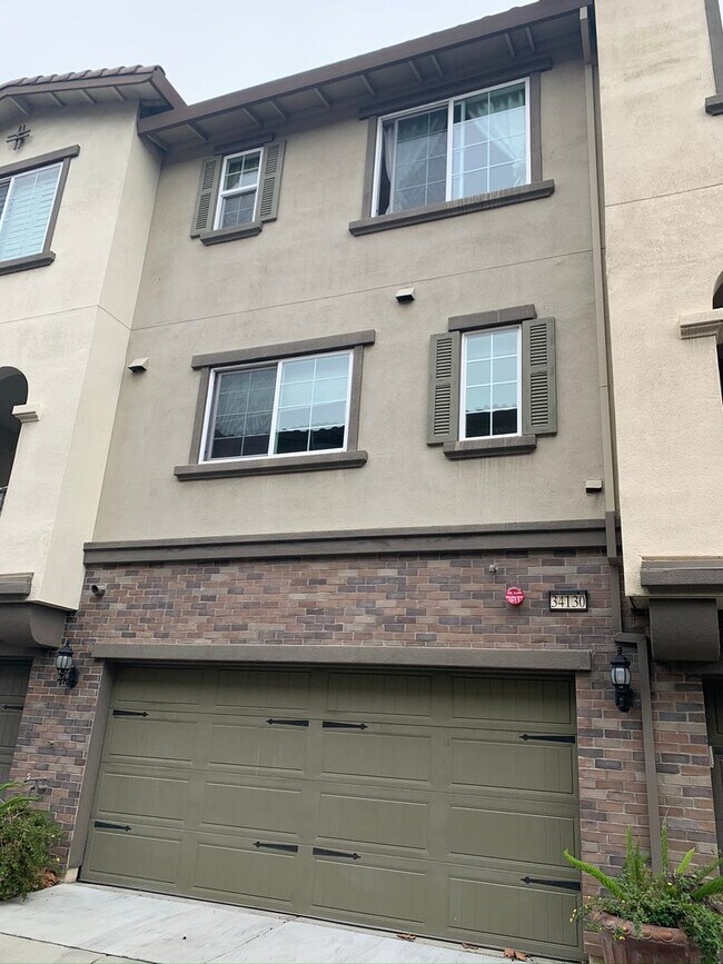 Foto del edificio - 3 Bed/3 Bath Newer Townhome in Desirable Ardenwood Neighborhood