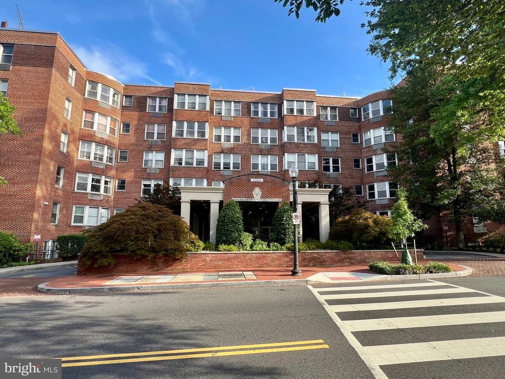 Foto principal - 2500 Q St NW