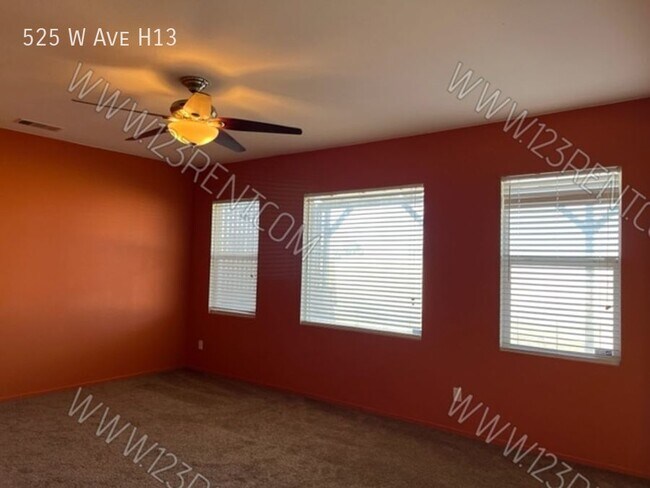 Foto del edificio - WEST LANCASTER 3BD/3BTH W/BONUS ROOM AND L...