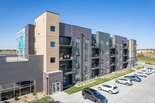 Building Photo - Edge 204