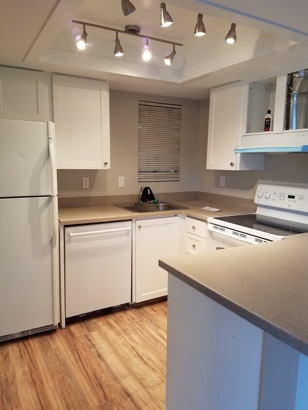 Primary Photo - Ready for move in! Top Floor Condo with Fi...