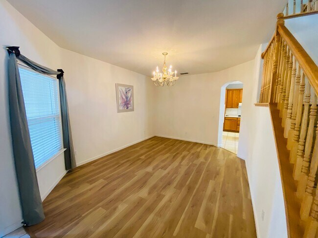 Foto del edificio - Large 2 Story Home