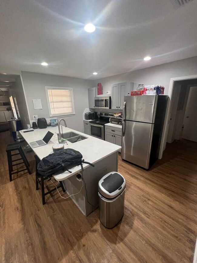 Building Photo - Pre Leasing for Fall 2026!! 4/3 in Medical District!