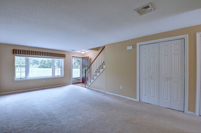 Foto del edificio - 10 Lexington Ct