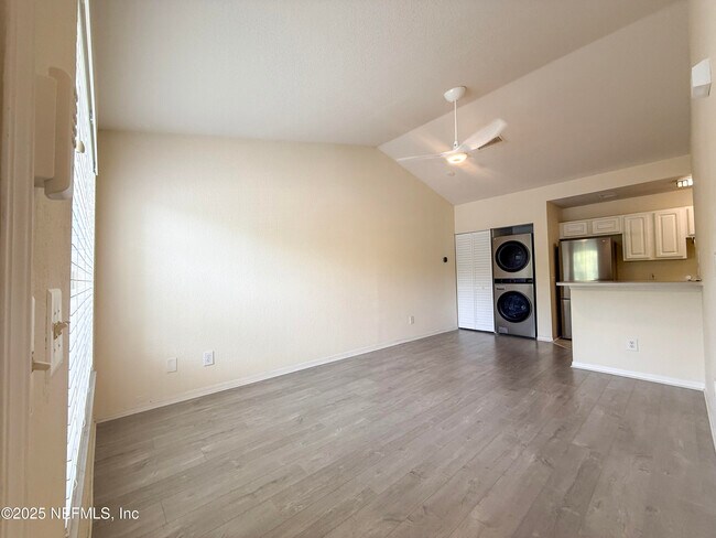 Building Photo - 13700 Richmond Park Dr N