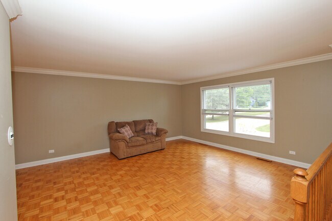 Building Photo - 470 Surryse Rd