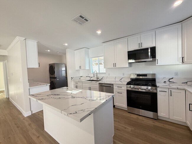 Foto del edificio - Brand new home 3/2 in prime Sylmar area