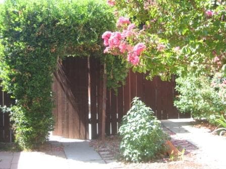 Foto del edificio - 6943 Balcom Ave