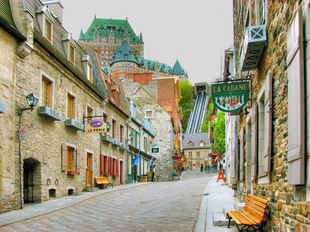 Des boutiques bordent la belle et historique rue Sous-le-Fort, dans le Vieux-Québec.