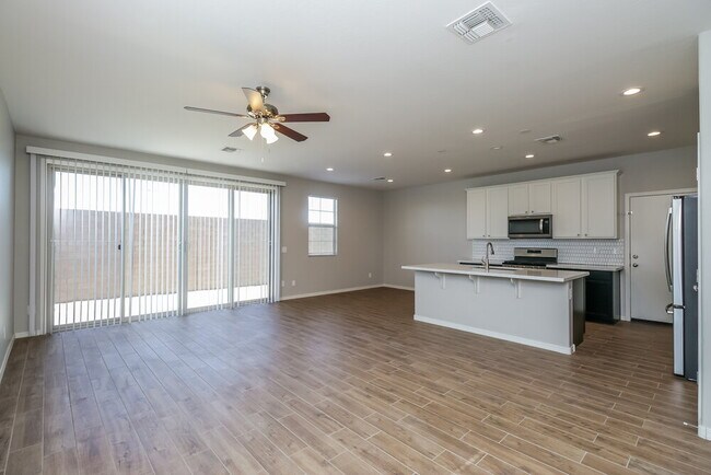 Building Photo - 9720 E Axle Ave