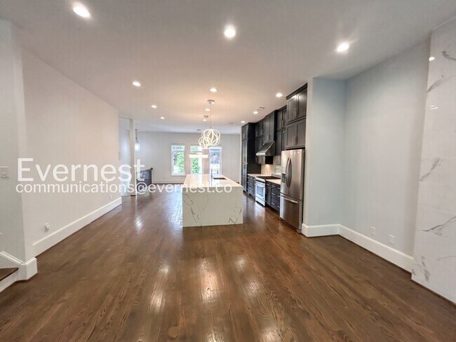 Building Photo - 5-Bed/4-Bath/Voucher Accepted/Available Now!