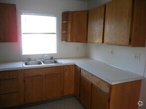 Building Photo - 313 N E St
