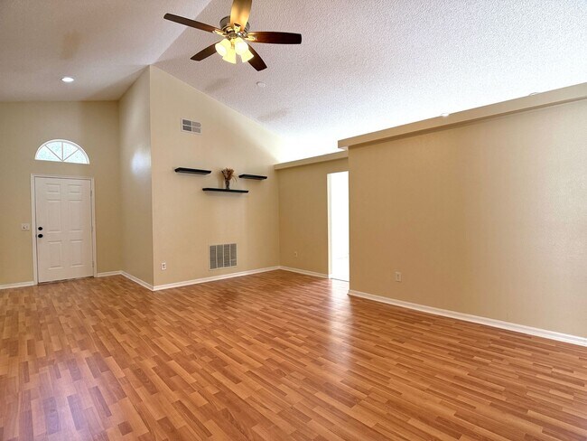 Foto del edificio - Lovely 4-Bed 2 Bath Pool Home in the Desirable Four Corners Area! Lawn Care & Pool Maintenance In...